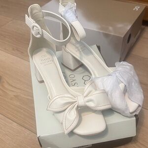 Oasis Society Women's White Heels with Bow Accent